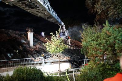 Aldingen: Dachstuhl Steht erneut in Flammen Feuerwehr Rueckt zum Zweiten mal aus